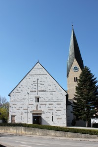 Gemeinde Pfakofen, Die Pfarrkirche St. Georg in Pfakofen wurde in ihrer jetzigen Form im Jahr 1929 erbaut, hat aber mindestens zwei, vermutlich drei Vorgängerbauten an gleicher Stelle. An sie erinnern noch heute in den Kirchbau integrierte Reststücke, wie z. B. das gotische Taufbecken.
Öffnungszeiten: Ganztägig