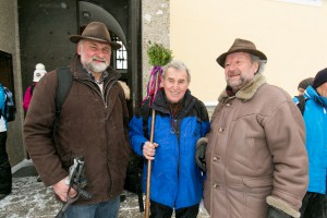 pilgern im Salzburger Land, Pilgerwanderung auf der VIA NOVA von Neumarkt a. Wallersee nach Seekirchen, 2013-03-26; Foto: Chris Hofer; Bild zeigt: Altbürgermeister Josef Krois (Köstendorf), Altbürgermeister Johann Spatzenegger (Vereinsobmann), Ludwig Gishamer (Pilgerwegbegleiter)