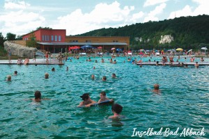 Gemeindebilder Bad Abbach, Das Inselbad in Bad Abbach ist das einzige Natur-Erlebnisbad in der Region.