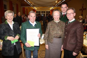 Generalversammlung - Neukirchen vorm Wald 2016, Ehrenobmann Hans Spatzenegger mit Ehefrau Sieglinde gratulieren Obmann Dr. Guggenberger, Landrat Sebastian Gruber und Obfrau-Stellvertr. Helga Grömer