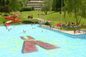 Gemeindebilder Freyung m. Kreuzberg, Freibad Freyung, 200 m vom Pilgerweg entfernt.