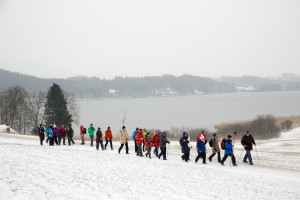 pilgern im Salzburger Land, Pilgerwanderung von Neumarkt a. Wallersee nach Seekirchen, 2013-03-26; Foto: Chris Hofer; Bild zeigt: Pilgergruppe, voran Altbürgermeister Johann Spatzenegger (Seekirchen) - Sicht auf den Wallersee bei Maierhof