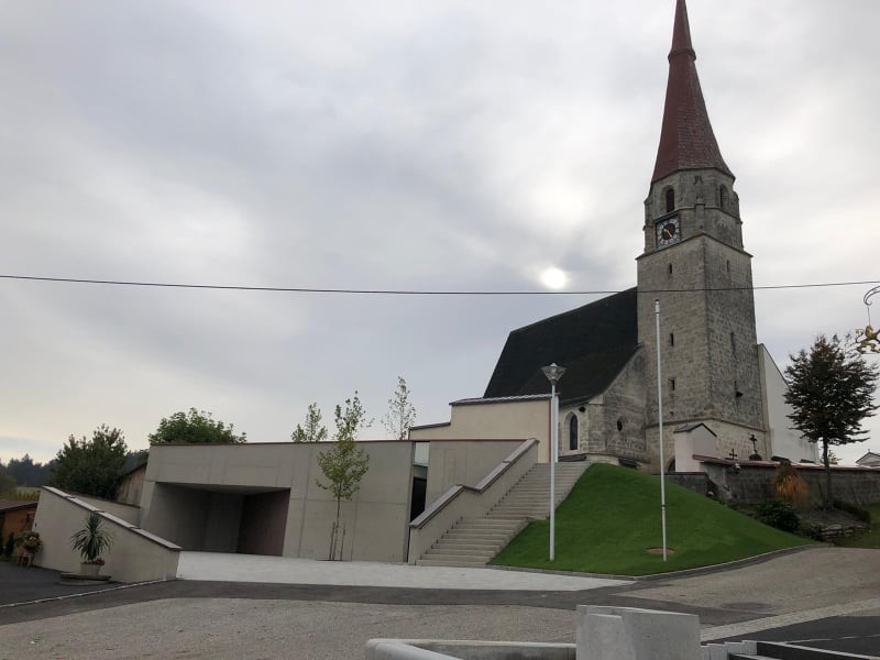 Pfarrkirche Roßbach mit neuer Leichenhalle