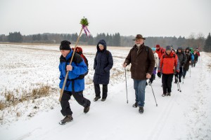 pilgern im Salzburger Land, Pilgerwanderung von Neumarkt a. Wallersee nach Seekirchen, 2013-03-26; Foto: Chris Hofer; Bild zeigt: Pilgergruppe, voran Altbürgermeister Johann Spatzenegger (Seekirchen) - im Wenger Moor