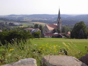 Gemeindebilder Tittling, Blick auf Pfarrkirche vom Aussichtspunkt Blümersberg