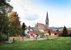 Gemeindebilder Tittling, Blick auf Waschhäusl mit Kunstgarten