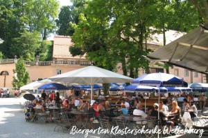 Gemeindebilder Kelheim / Kloster Weltenburg, Im Biergarten der Klosterschenke Weltenburg können Sie eine Pilgerpause einlegen und sich regionale Speisen schmecken lassen.