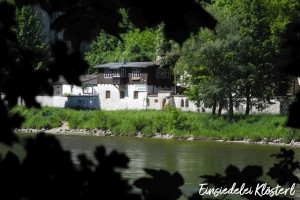 Gemeindebilder Kelheim, Die Einsiedelei Klösterl liegt idyllisch an der Donau auf dem Wanderweg zwischen Kelheim und dem Kloster Weltenburg.