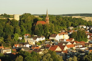 Blick auf Bad Abbach, den Heinrichsturm und die Kirche St. Nikolaus