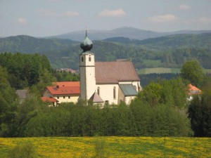 Gemeindebilder Saldenburg, Pfarrkirche "St. Brigida" von der B 85 aus